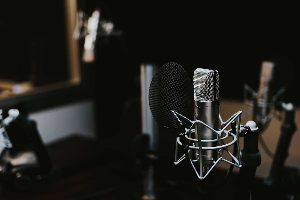 AI for Podcast Marketing in Vietnam: Show Notes, Clips & Distribution