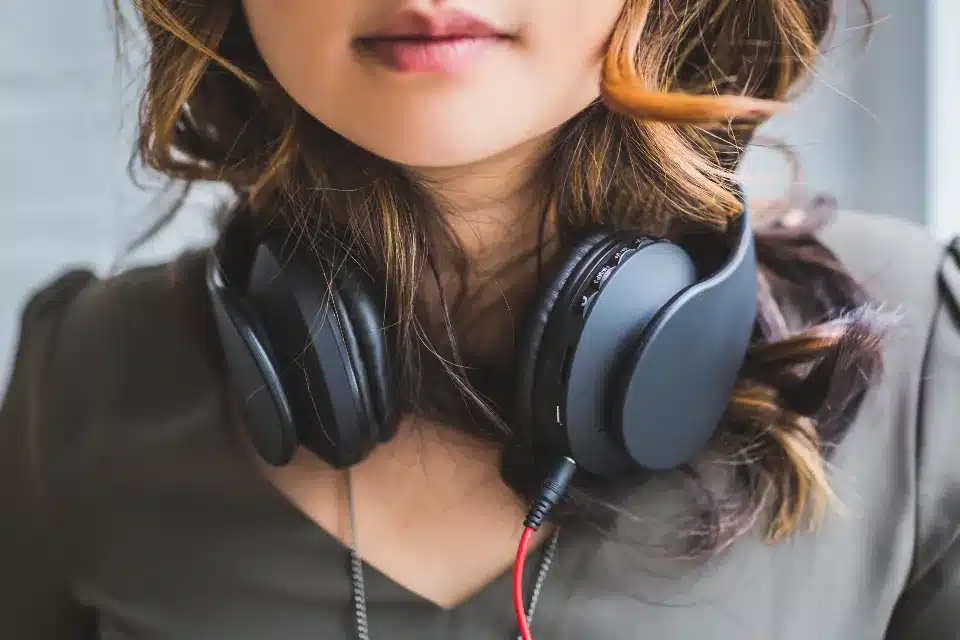 Headphones — AI for Voice Search & Audio Discovery in Vietnam